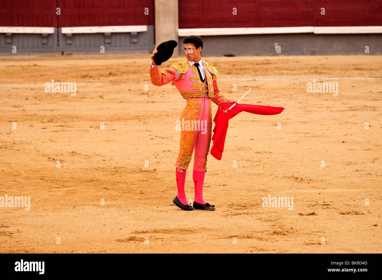 Torero, Matador, mit einem roten Umhang, Muleta und Schwert, Estoque in Las Ventas Stierkampfarena, Madrid, Spanien, Iberische Halbinsel Stockfoto