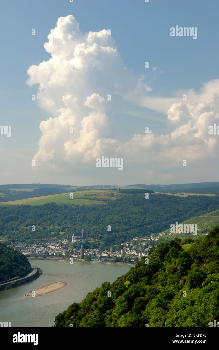 Blick vom Beulsberg Berg in der Nähe von Urbar in Richtung der Stadt Oberwesel, Stadt der Türme und Wein, UNESCO-Weltkulturerbe, U Stockfoto