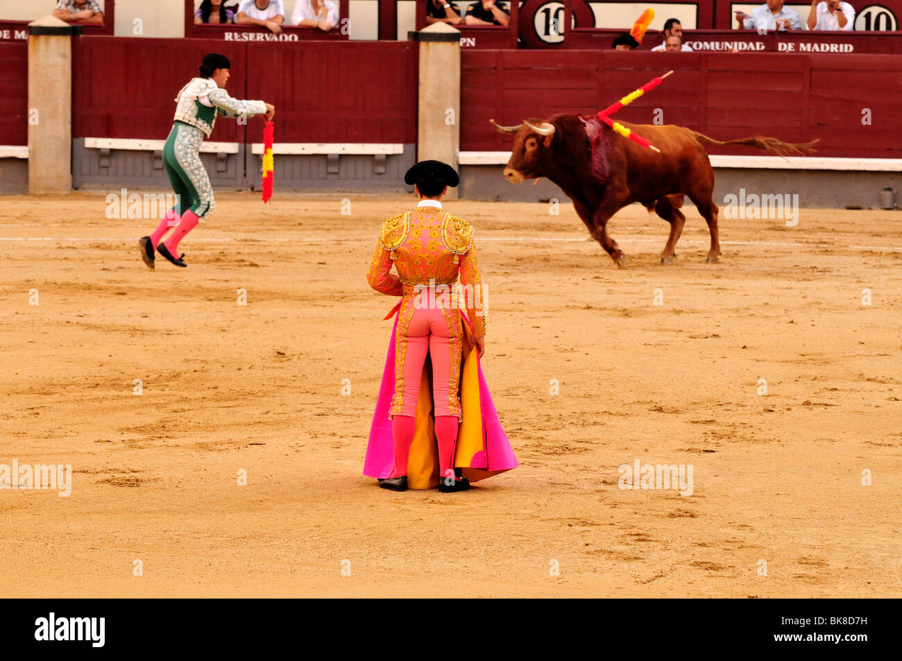 Torero, Banderilleros mit bunten Sticks mit einem Stacheldraht Punkt in der Stierkampfarena Las Ventas, Madrid, Spanien, Iberische Halbinsel, Stockfoto