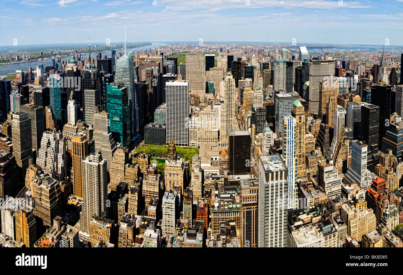 Blick von oben auf das Empire State Building in New York City an einem klaren Frühlingstag. Stockfoto
