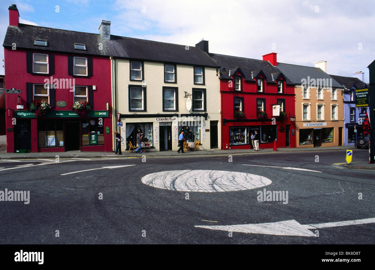 Kreisverkehr in Kenmare, County Kerry, Irland, im September 2009 mit Blick auf Cupan Tae-Tee-Shop. Stockfoto