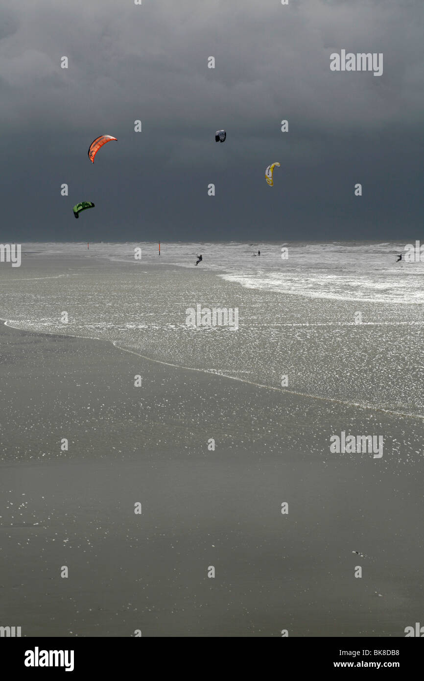 Kitesurfen bei einem Sturm auf der Nordsee, St. Peter-Ording, Schleswig-Holstein, Deutschland, Europa Stockfoto