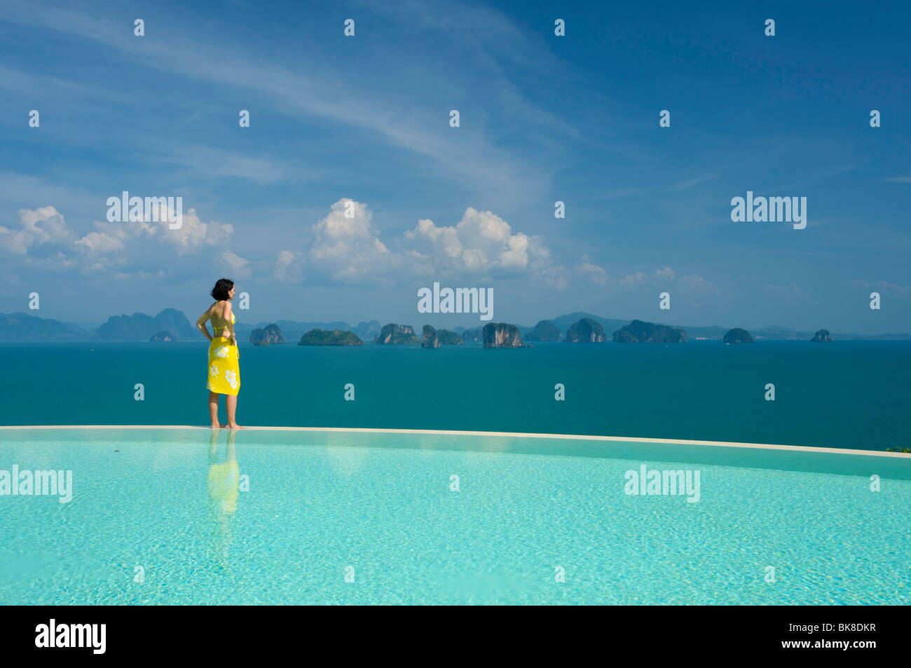 Frau am privaten Pool einer Suite in einem Luxushotel, Evason sechs Sinne Hideaway Yao Noi Insel in der Nähe der Insel Phuket, Stockfoto