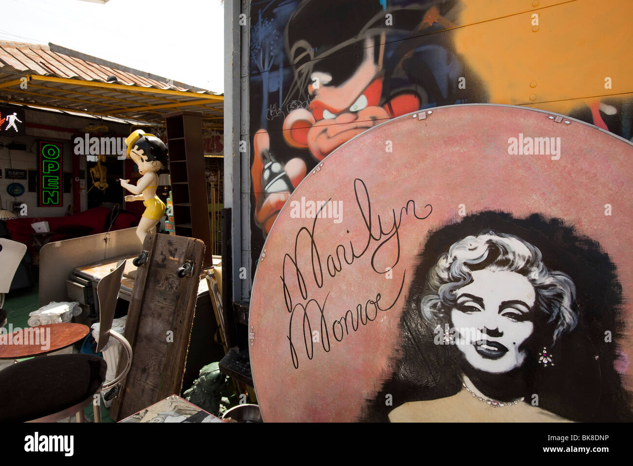 Marilyn Monroe-Tabelle, Nick Metropolis verwendet Möbel, Prop-Haus, Los Angeles County, California, Vereinigte Staaten von Amerika Stockfoto