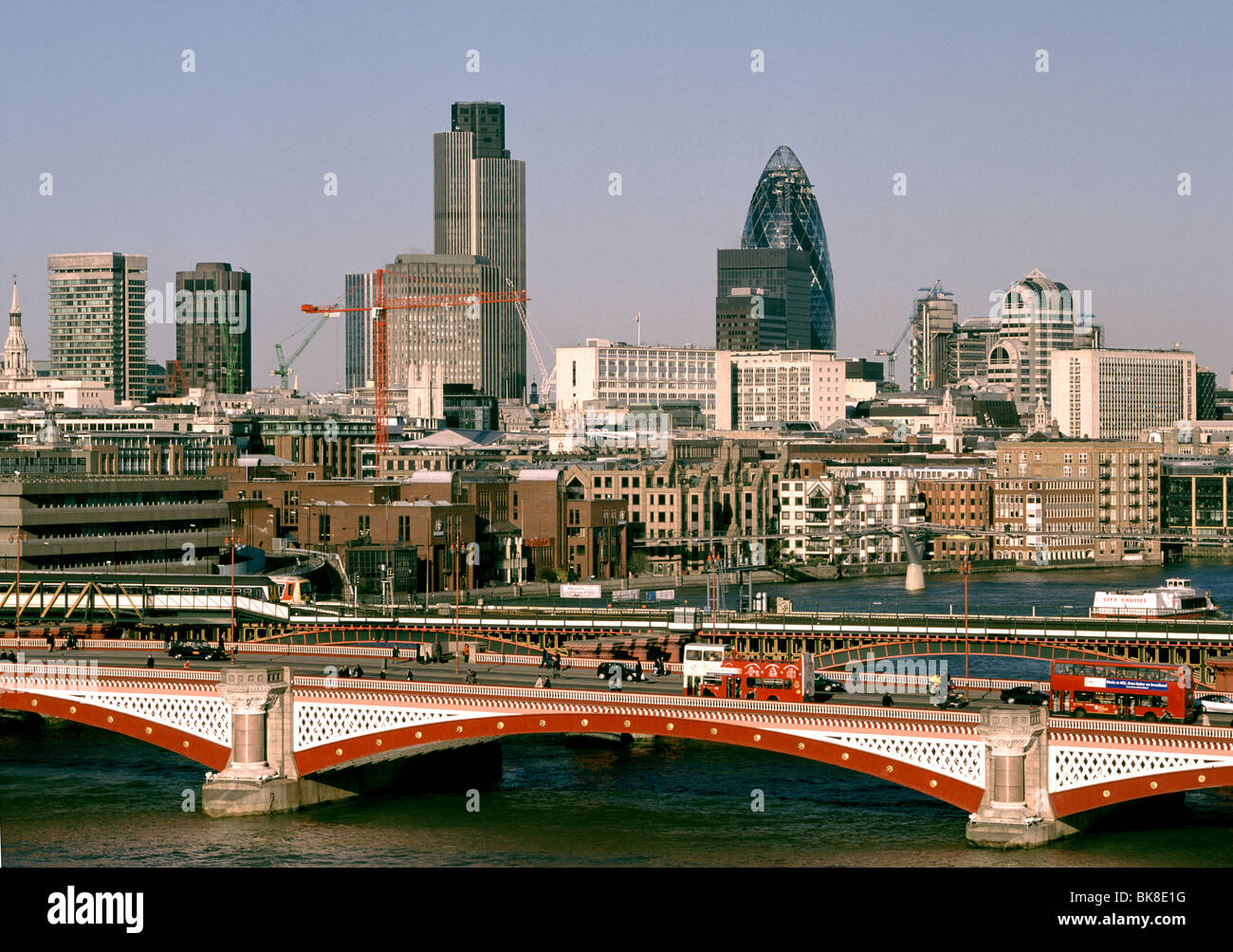 London, Blick entlang der Themse & Stadt Stockfoto