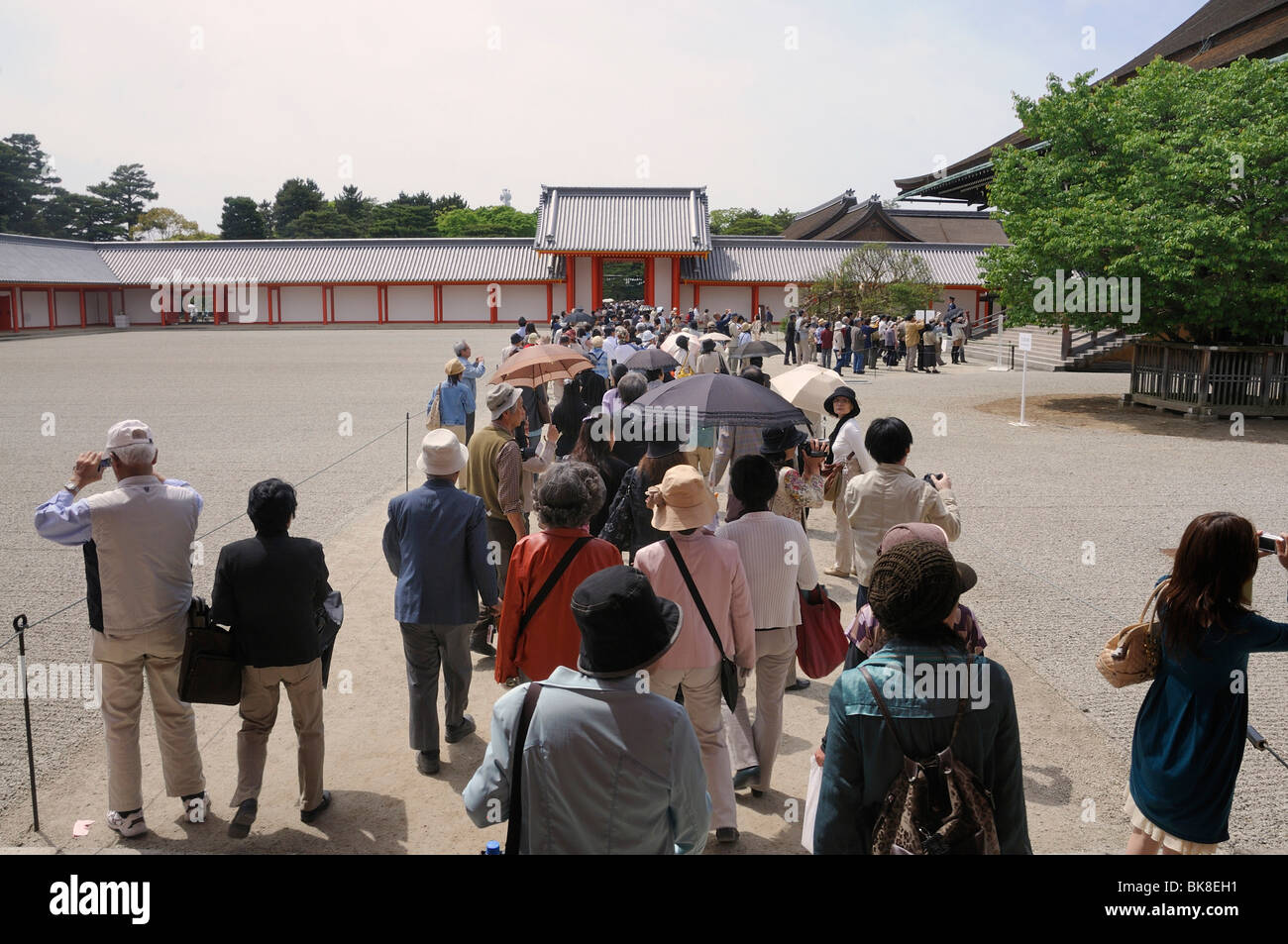 Eröffnung der Hofburg für die breite Öffentlichkeit zweimal im Jahr, Schlange von Menschen, die zu Fuß durch den Schlosspark, Japan, E Stockfoto