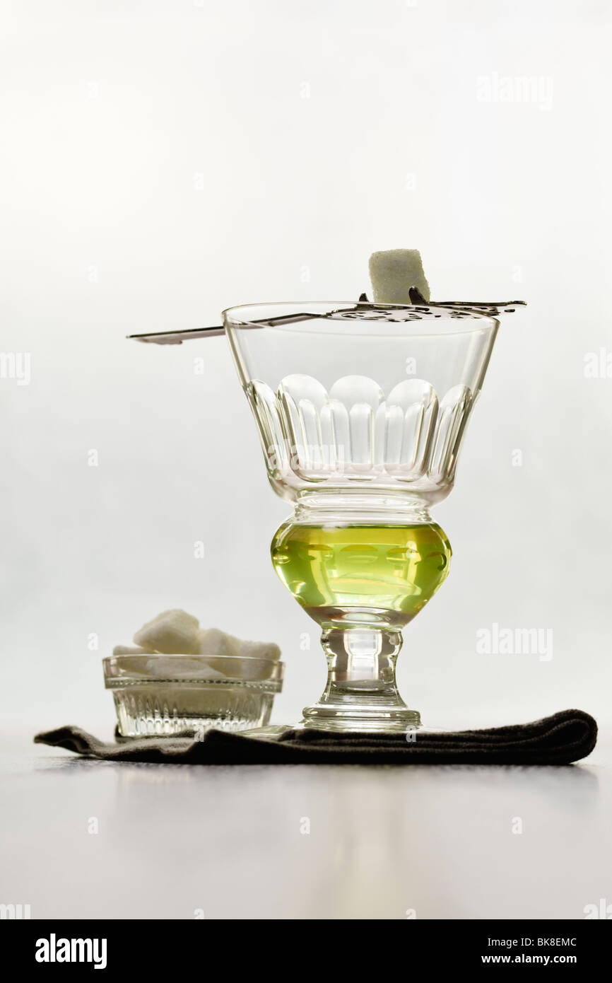 Glas Absinth mit Würfelzucker, in der Nähe von Fenster Stockfoto