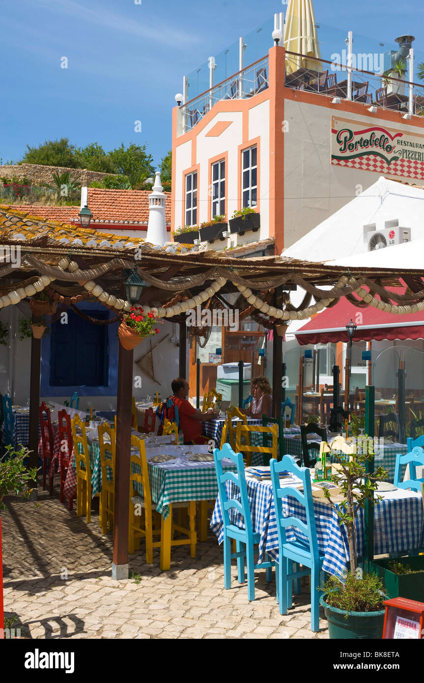 Straßencafé in Alvor, Algarve, Portugal, Europa Stockfoto
