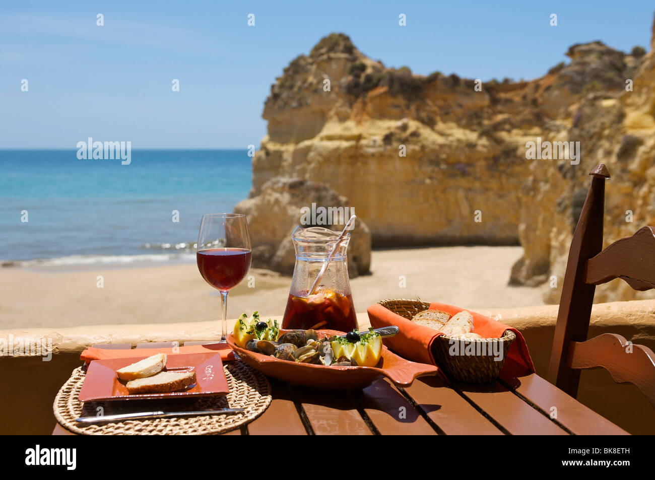 Restaurant am Praia Dos Tres Irmãos in der Nähe von Alvor, Algarve, Portugal, Europa Stockfoto