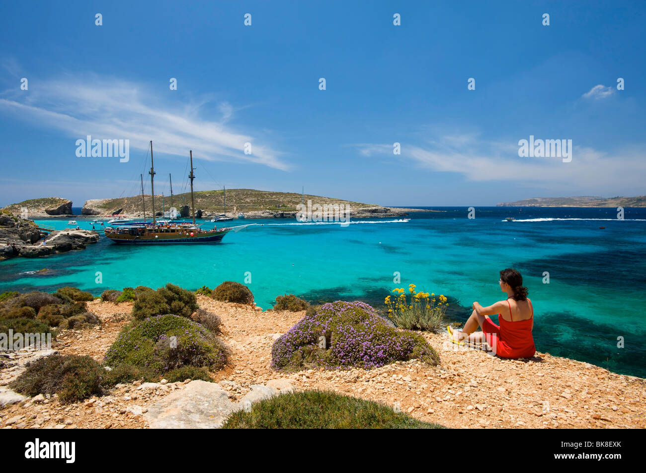 Frau auf der Suche auf Ausflugsboote in die blaue Lagune von Comino, Malta, Europa Stockfoto