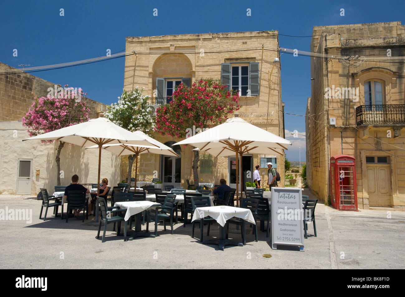 Straßencafé mit der Kathedrale San Lawrenz auf der Insel Gozo, Malta, Europa Stockfoto