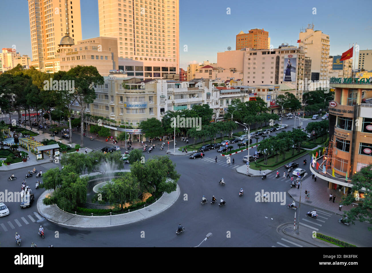 Berühmten Kreisverkehr "Nguyen Hue" vor dem Hotel Caravelle und Rex Hotel, Ho Chi Minh Stadt, Saigon, Vietnam, Südostasien Stockfoto