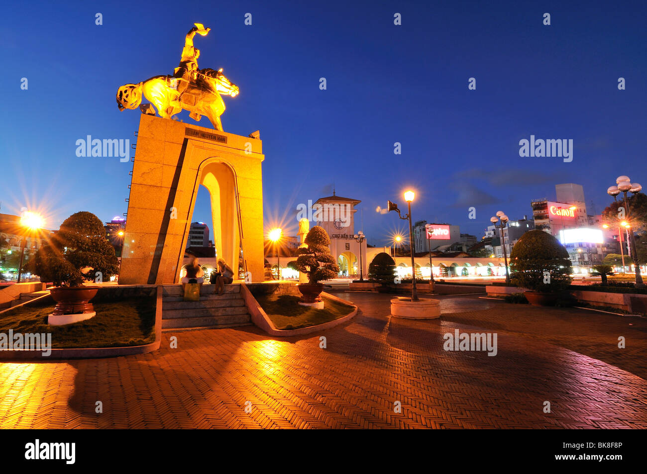 Denkmal, Statue von Tran Nguyen Hai, auf dem Ben Thanh Markt in Saigon, Nachtszene, Vietnam, Asien Stockfoto