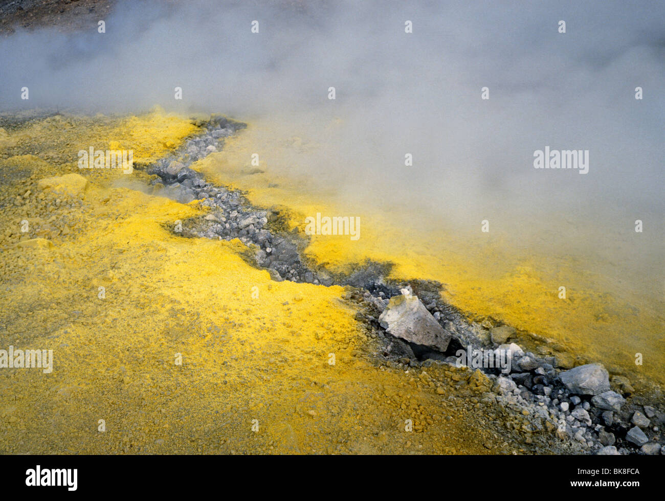 Schwefelsäure Dämpfe durch einen Riss in der Erde, Vulcano, Äolischen Inseln, Italien, Europa Stockfoto