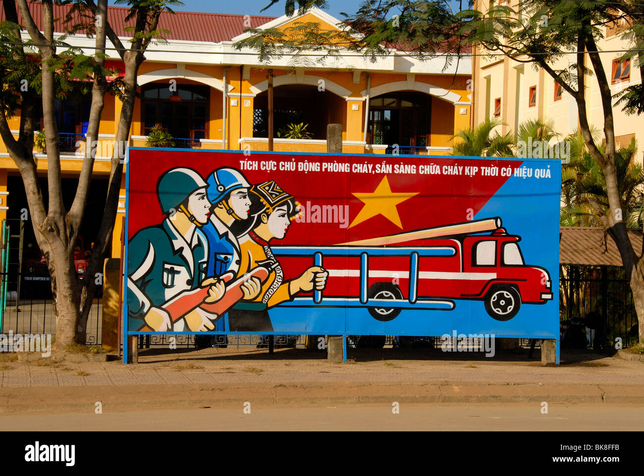 Sozialistische Propaganda, großes Plakat, Feuerwehr mit Feuerwehrauto, fire Brigade, Dien Bien Phu, Vietnam, Südostasien, Asien Stockfoto