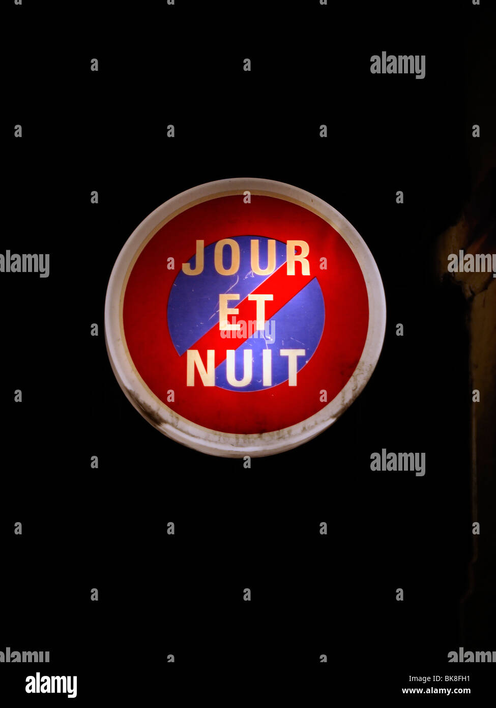 Melden Sie Französisch für "Keine Wartezeiten", "Jour et Nuit", "Tag und Nacht" Stockfoto
