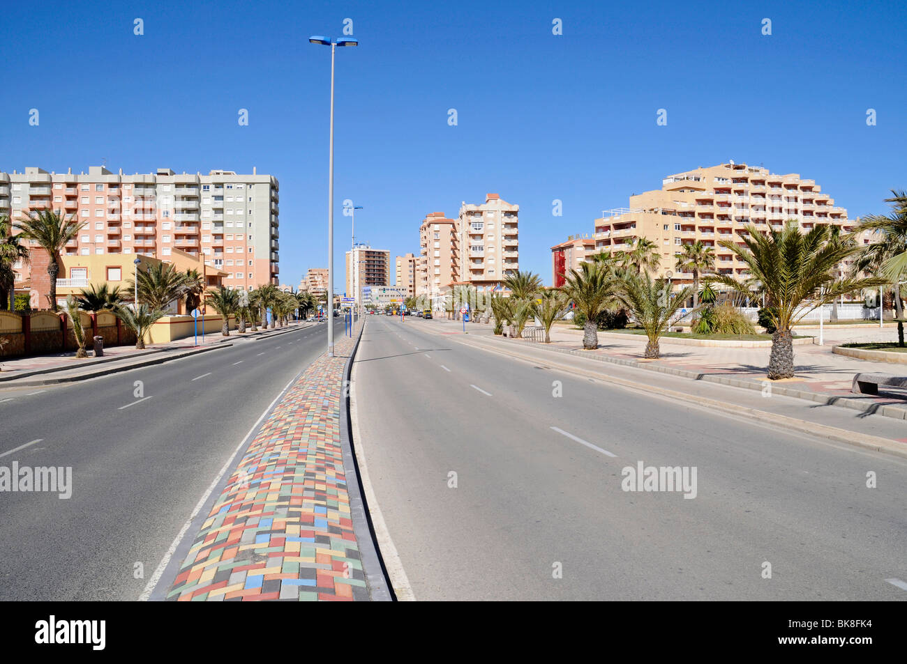 Hochhäuser, Straße, La Manga, Mar Menor, Murcia, Spanien, Europa Stockfoto