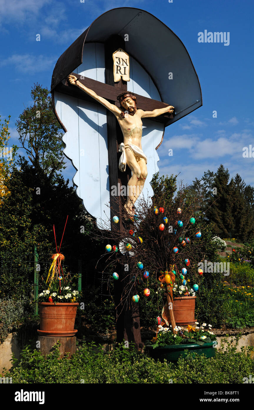 Kruzifix mit Ostern Dekoration, Freiroettenbach, Middle Franconia, Bayern, Deutschland, Europa Stockfoto
