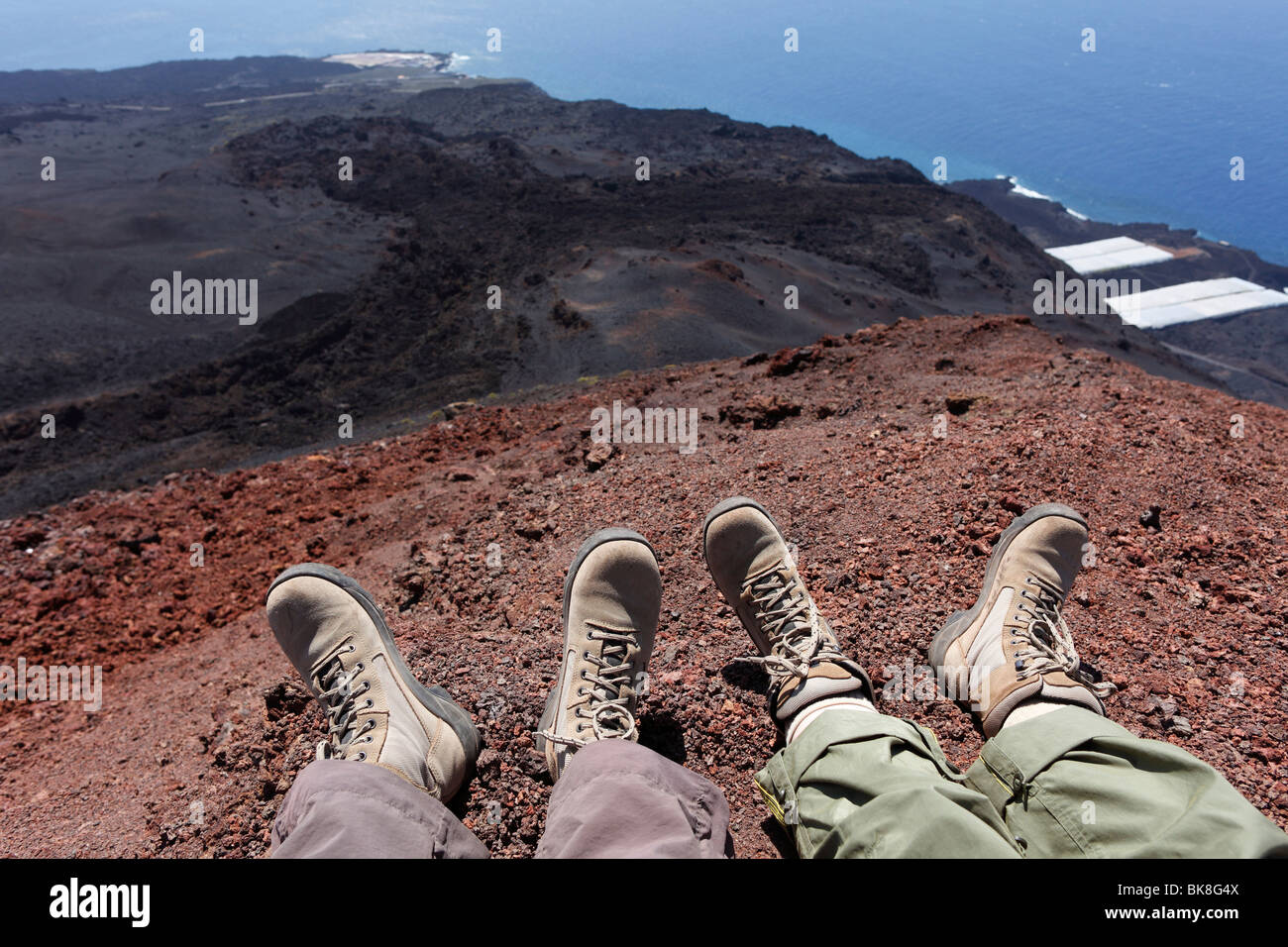 Füße mit walking Stiefel, Wanderer eine Pause auf der Vulkan Teneguía, La Palma, Kanarische Inseln, Spanien, Europa Stockfoto
