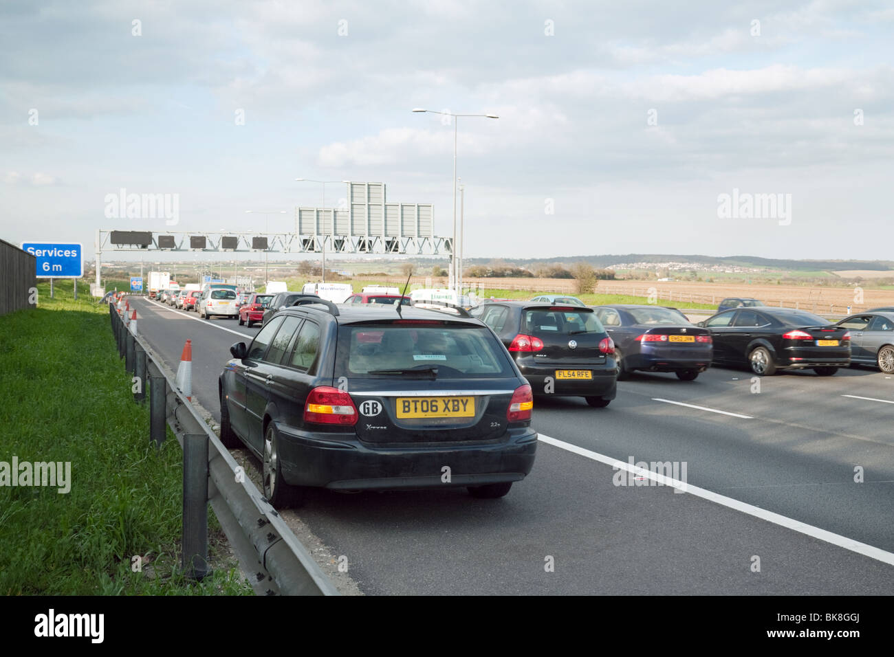 Auto auf der Autobahn Standstreifen, M25, Kent UK aufgeschlüsselt Stockfoto