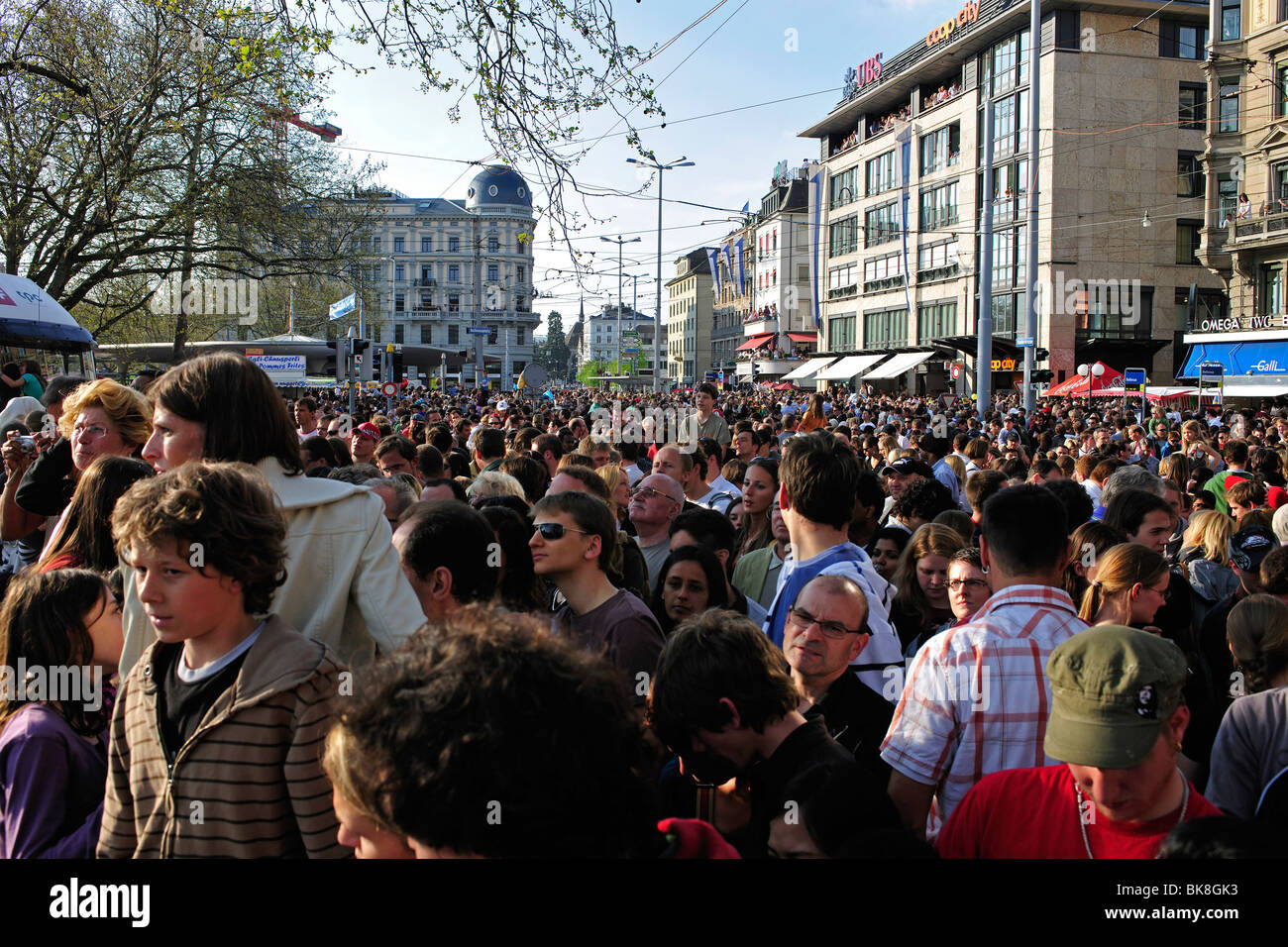 Mehrere Zehntausende von Zuschauern bei der jährlichen Sechselaeuten, ein altes traditionelles Festival in der Stadt Zürich, Schweiz Stockfoto