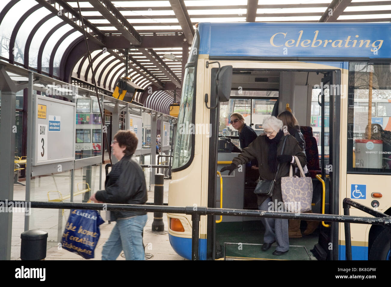 Passagiere steigen Sie aus dem Bus bei Cambridge Busbahnhof, Schlagzeuger St, Cambridge, UK Stockfoto