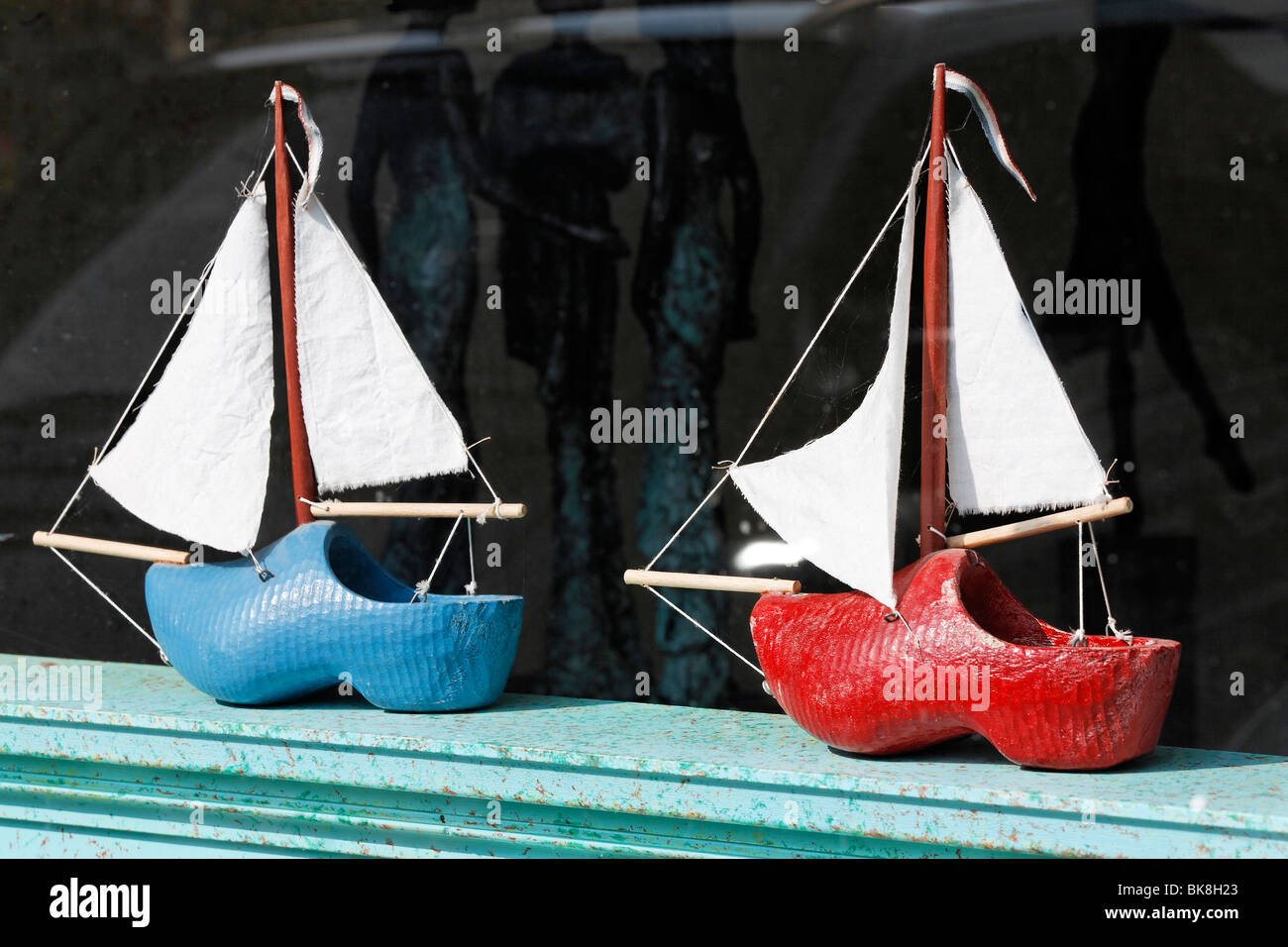 Zwei kleine Segelboote im Anzeigefenster, gemacht von holländischen Holzschuhen, Schriftzug "Klompen" niederländische für 'Clogs', Waffenproduktion, De Rijp n Stockfoto
