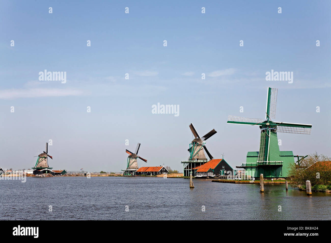 Historischen Mühlen am Fluss Zaan, Freilichtmuseum Zaanse Schans, Zaanstad, Provinz Nordholland, Niederlande, Europa Stockfoto