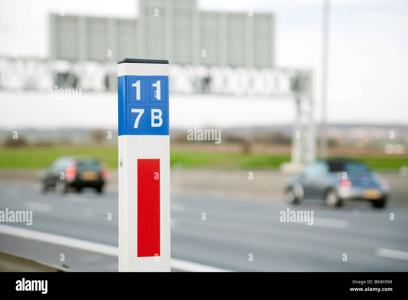 Marker-Beitrag von der Seite der Autobahn M25, Kent, UK Stockfoto