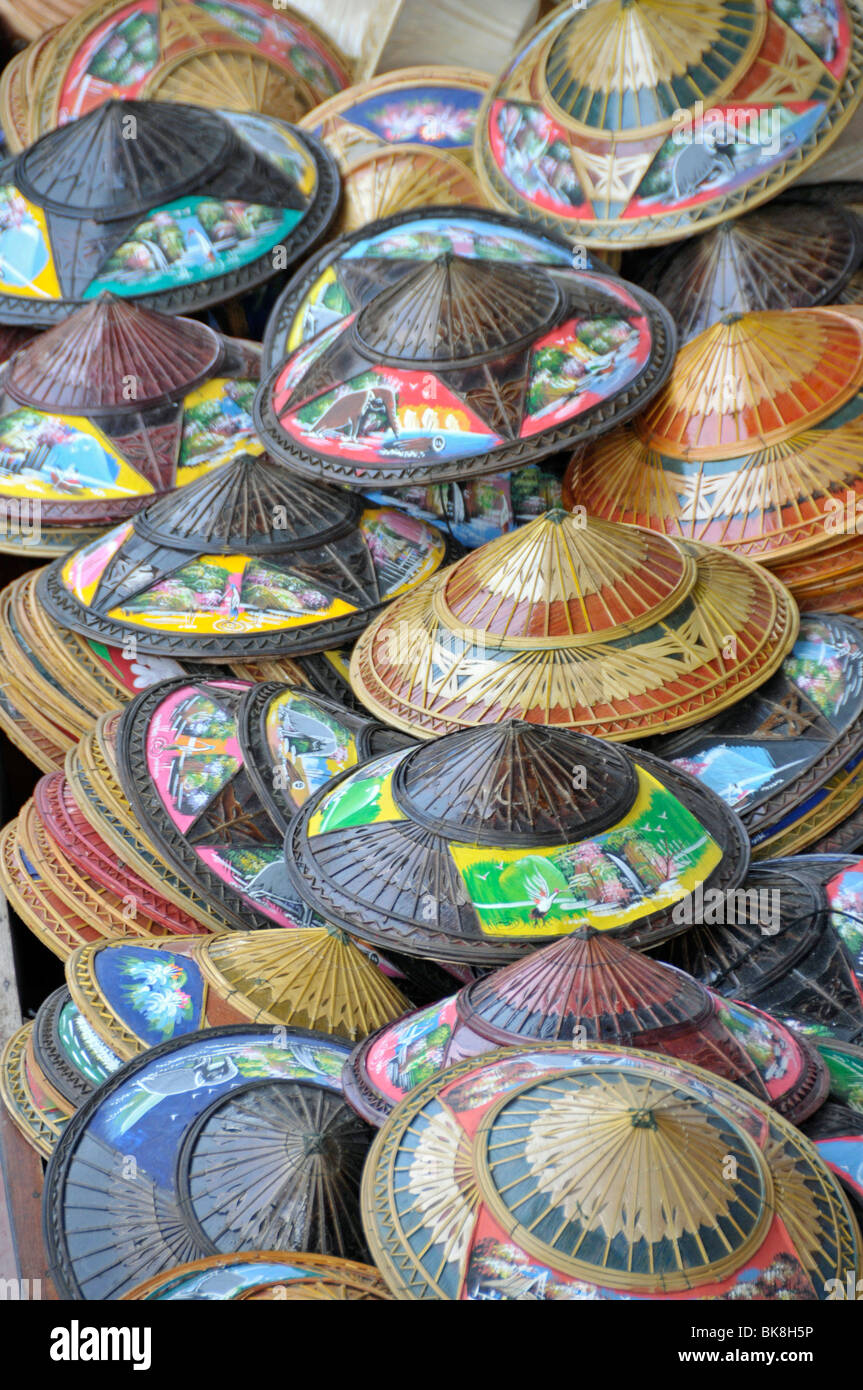 Hüte, schwimmende Markt in Damnoen Saduak, südwestlich von Bangkok, Thailand, Asien Stockfoto