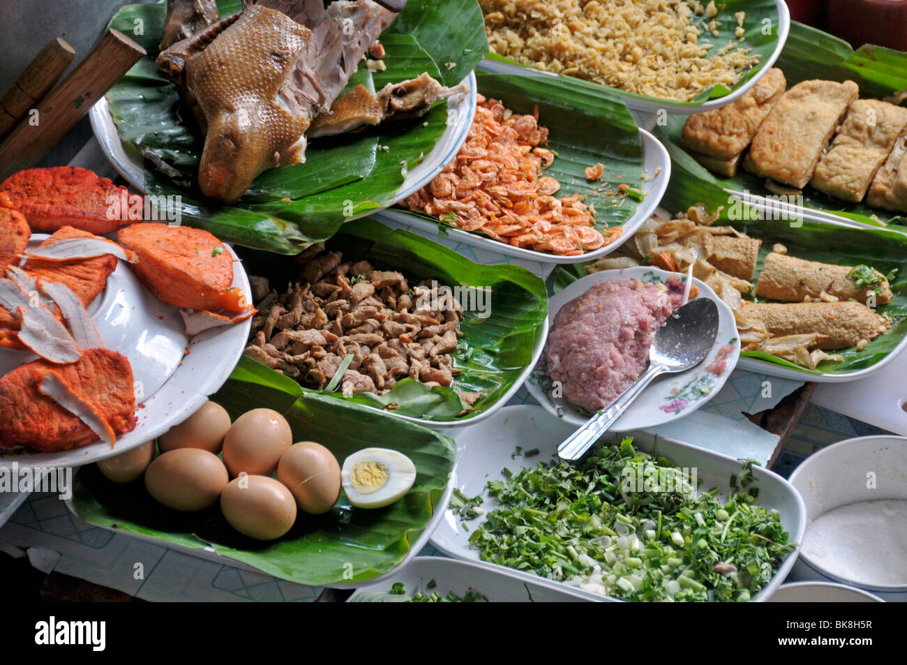 Speisen stehen, schwimmende Markt in Damnoen Saduak, südwestlich von Bangkok, Thailand, Asien Stockfoto