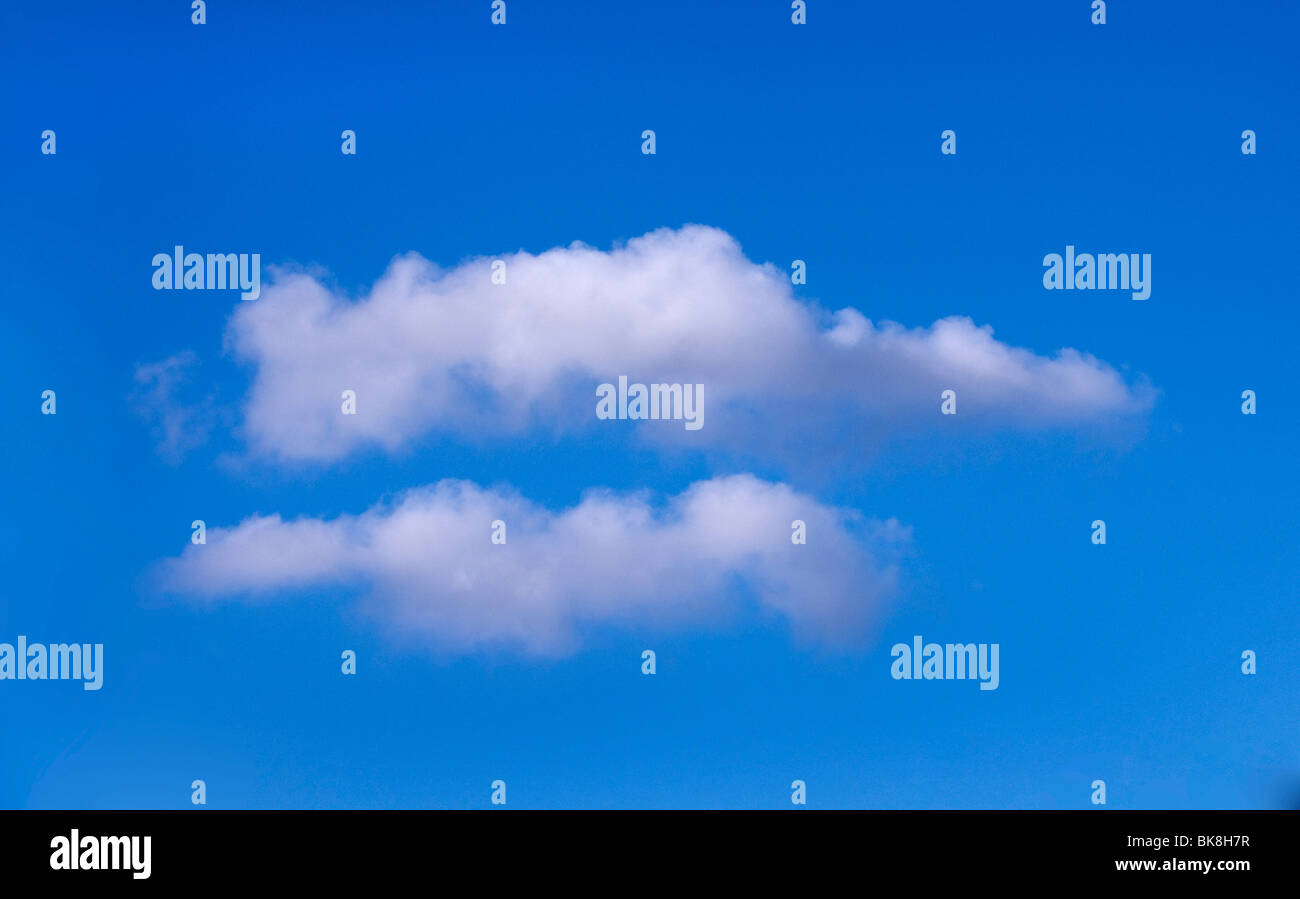 Lange Cumulus-Wolken am blauen Himmel Stockfoto