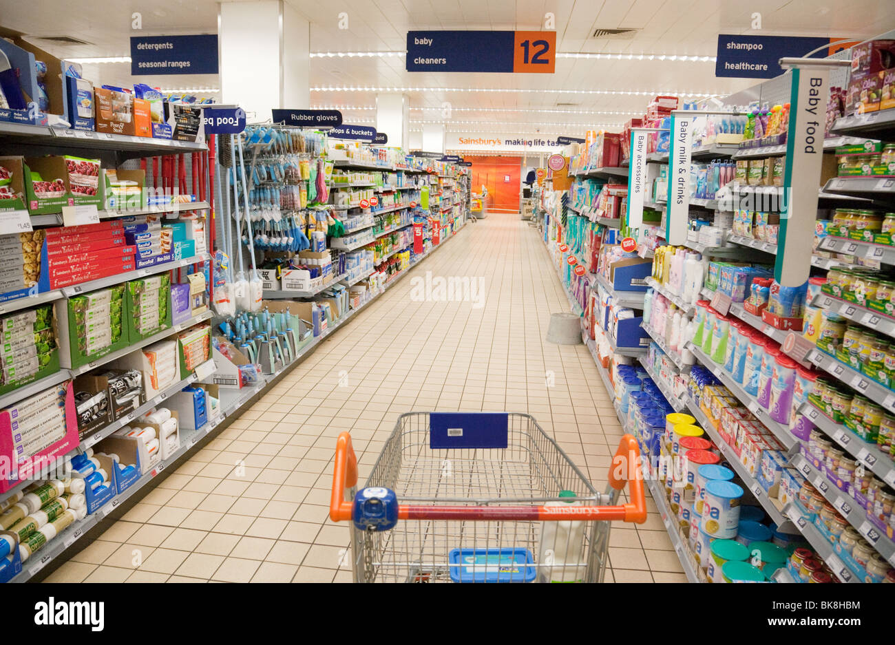 Ein Einkaufswagen in einem leeren Gang, Sainsburys Supermarkt Chislehurst, Kent, UK Stockfoto
