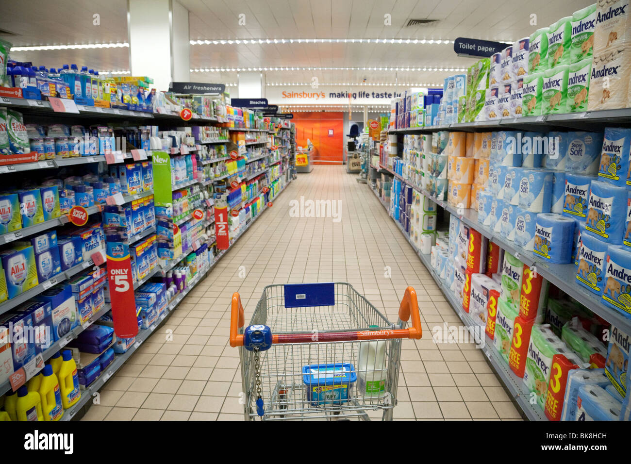 Ein Einkaufswagen in einem leeren Gang, Sainsburys Supermarkt Chislehurst, Kent, UK Stockfoto