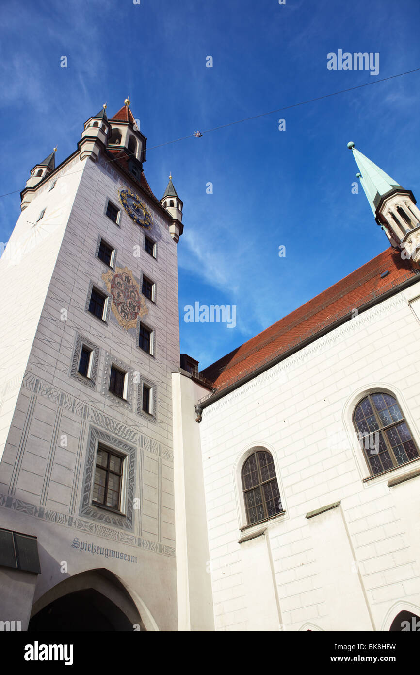 Das alte weiße Spielzeugmuseum in München, wie zwischen den Gebäuden in der Fußgängerwege zu sehen Stockfoto