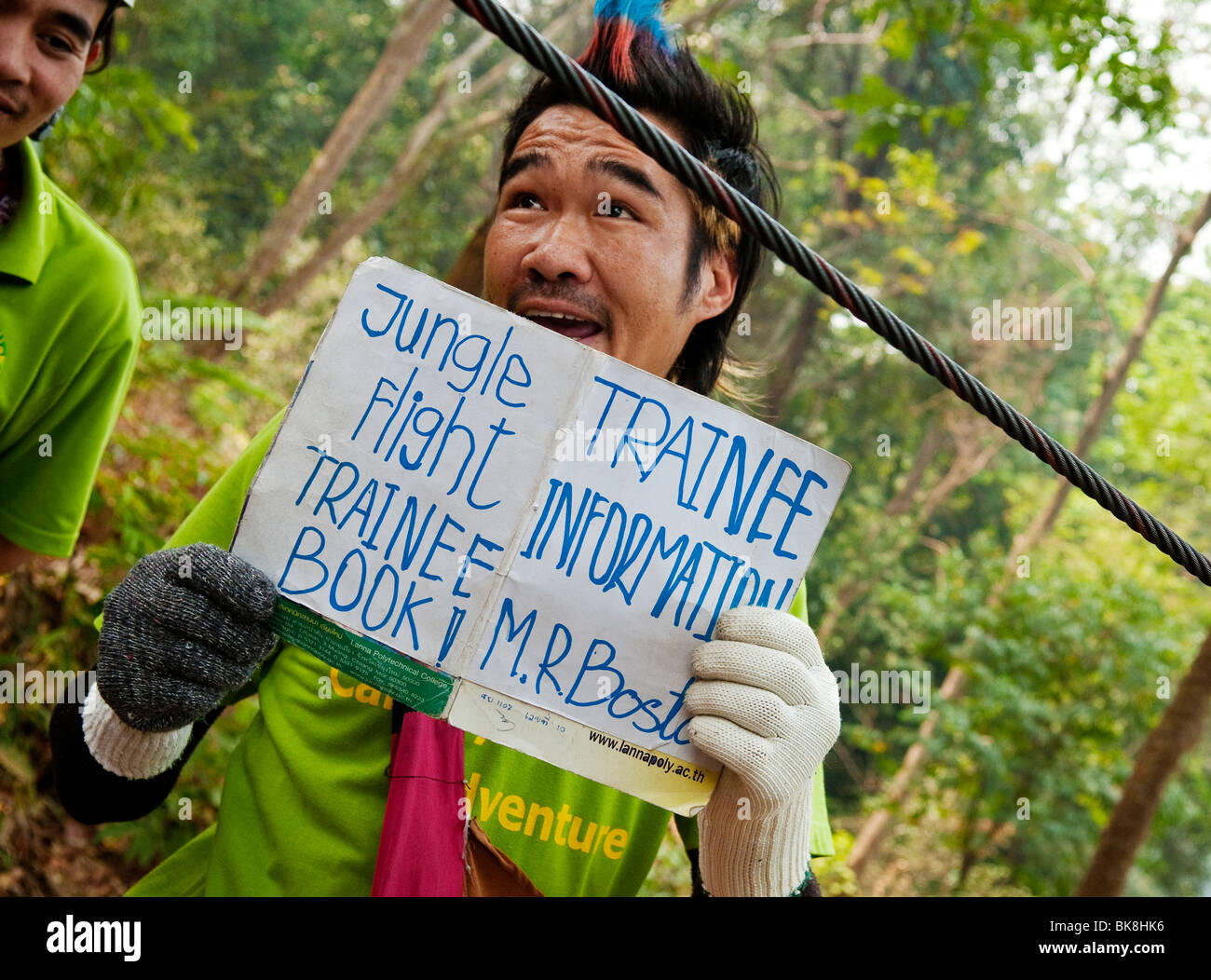 Dschungel-Flug-Zip-Line und Wald canopy Tour Chiang Mai Thailand Reiseführer, die "Mr Boston" mit den Besuchern während der Ausrichtung Witze Stockfoto