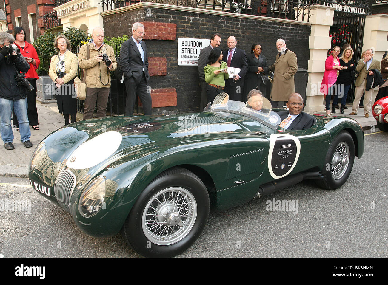 Jody Scheckter mit südafrikanischen High Commissioner in einen Jaguar C-Type in London Stockfoto