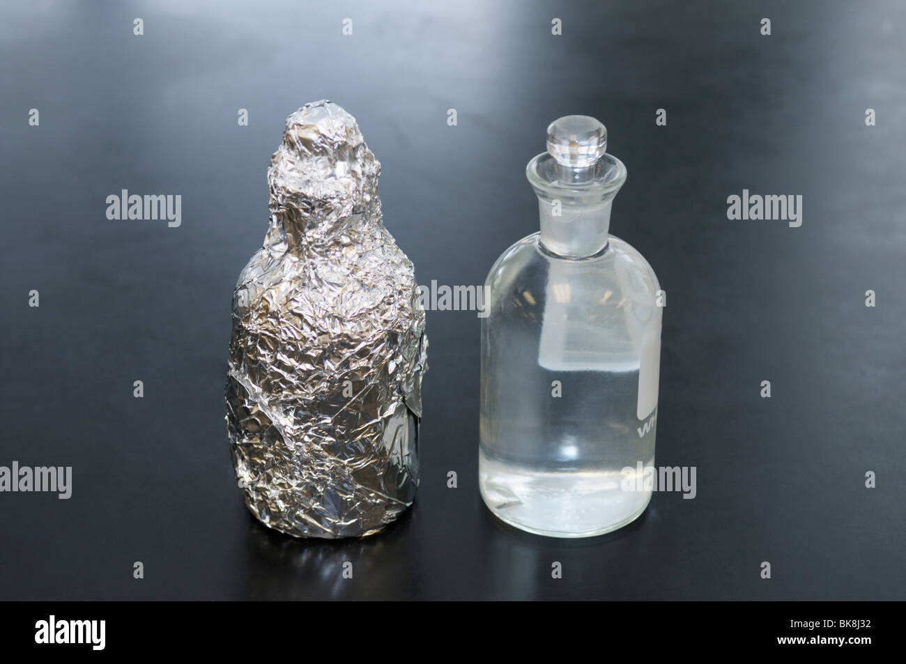 Hell/dunkel-Flaschen für eine aquatische PRIMÄRPRODUKTIVITÄT zu studieren. Der gelöste Sauerstoff, D.O., der Flaschen wird gemessen wird. Stockfoto