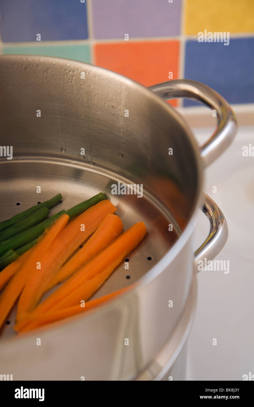 Kochen von frischem Gemüse in einem Dampfer Stockfoto