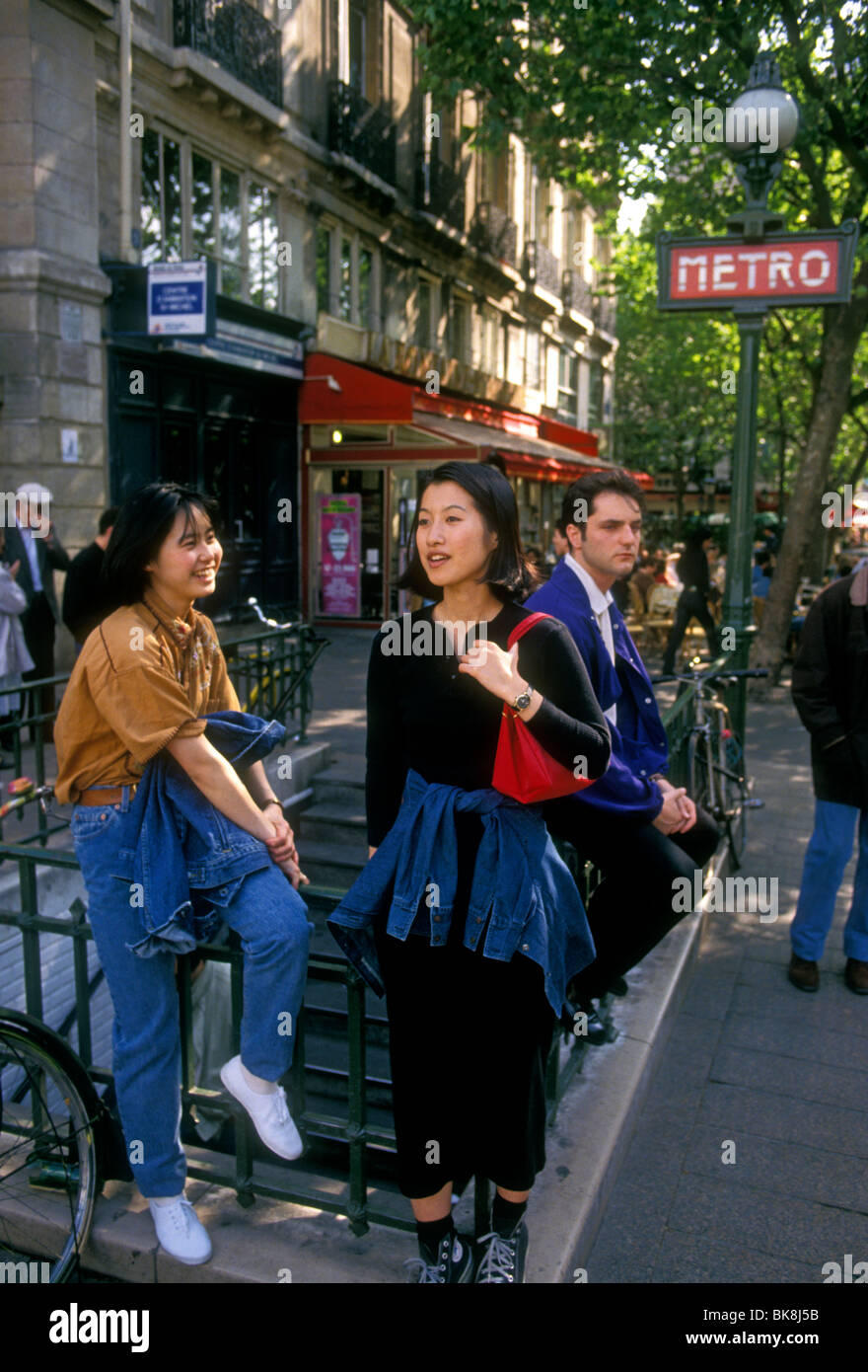 Menschen, asiatische Frauen, Touristen, Saint-michel Metro Station, Boulevard Saint Michel, Paris, Ile-de-France, Frankreich, Europa Stockfoto