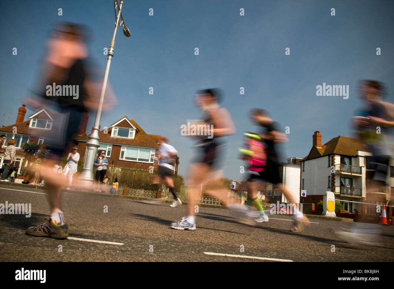Verschwommene Läufer, die Teilnahme an der ersten Brighton Marathon April 2010, Hove, East Sussex, UK Stockfoto