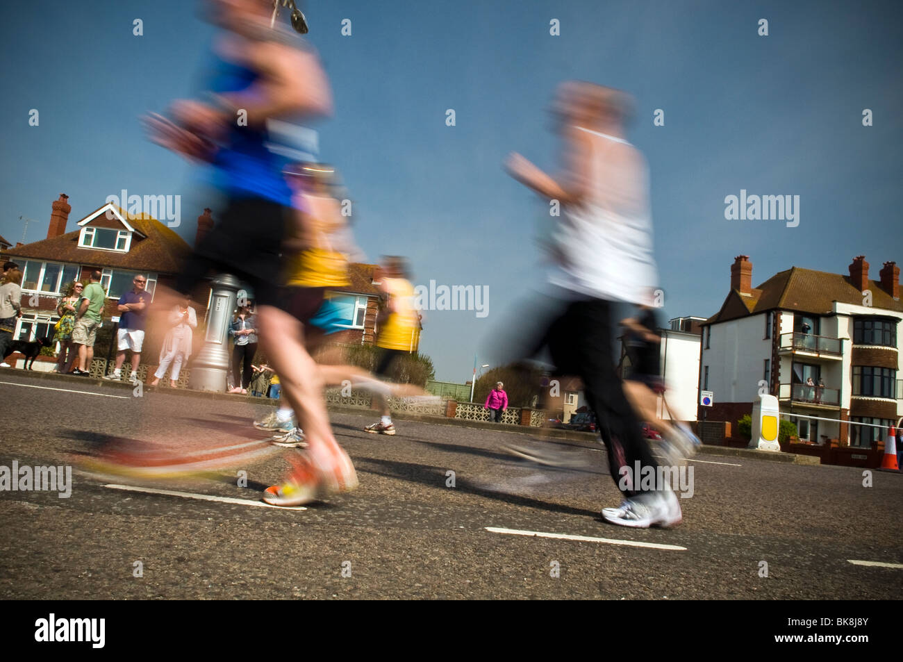 Verschwommene Läufer, die Teilnahme an der ersten Brighton Marathon April 2010, Hove, East Sussex, UK Stockfoto