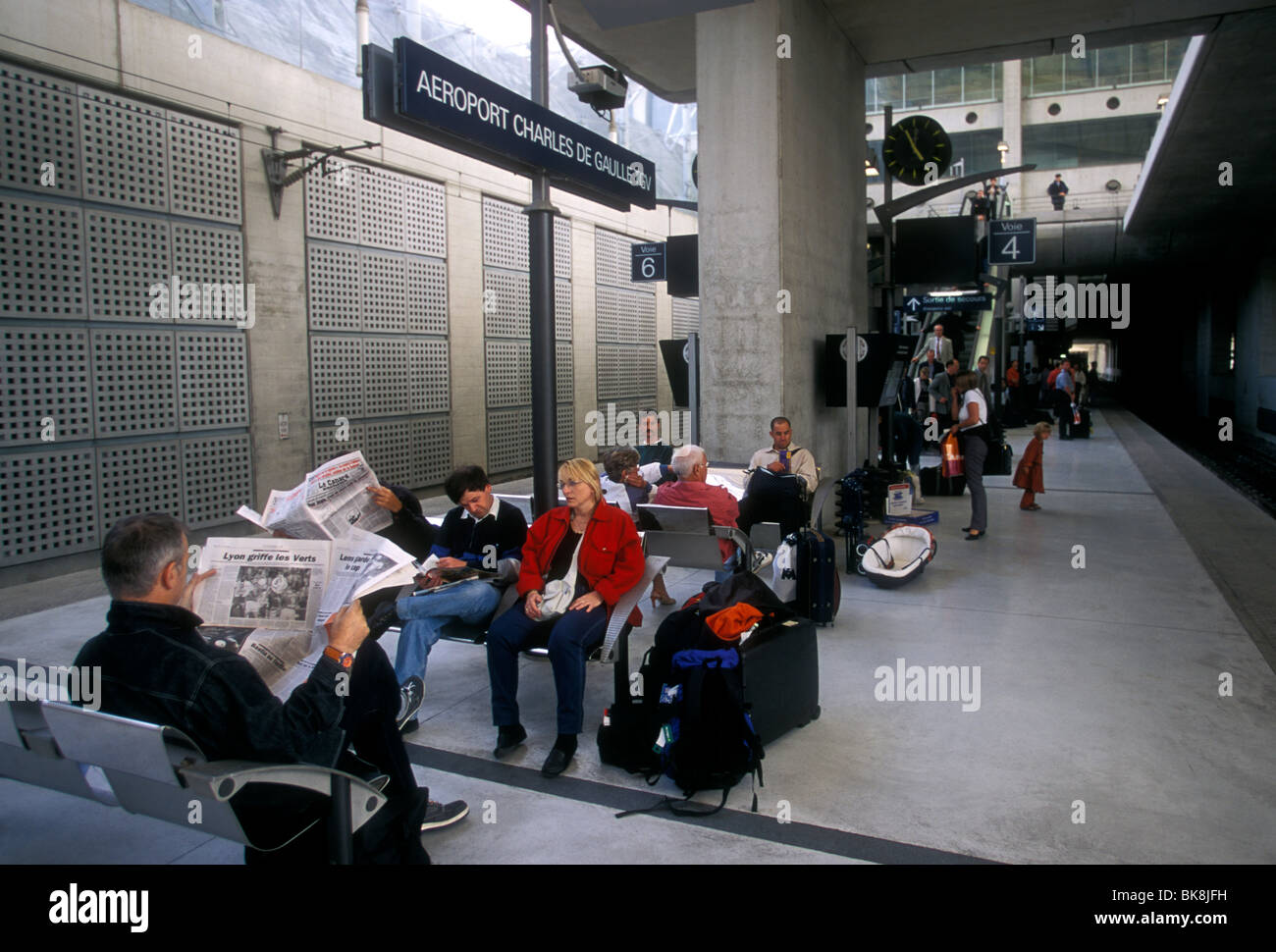 Passagiere, Bahnsteig, Bahnhof, unten, den internationalen Flughafen Charles de Gaulle, Paris, Ile-de-France, Frankreich, Europa Stockfoto