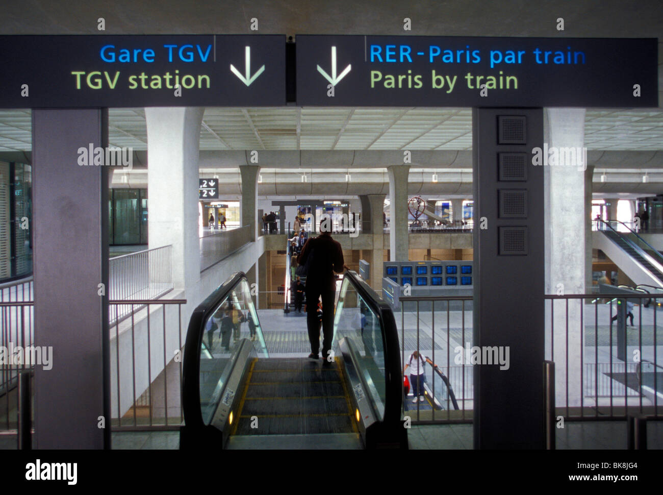 Französisch Gebärdensprache, Rolltreppe zum Bahnhof unten, den internationalen Flughafen Charles de Gaulle, Paris, Ile-de-France, Frankreich, Europa Stockfoto