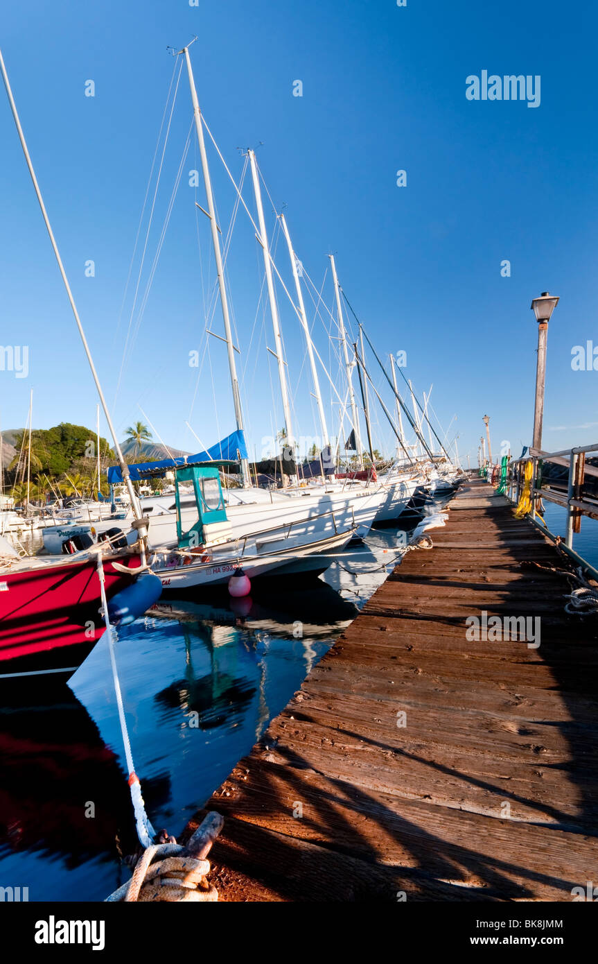 Lahaina Harbor, West Maui Hawaii zeigt die an Bord gehen und Boot dock Stockfoto