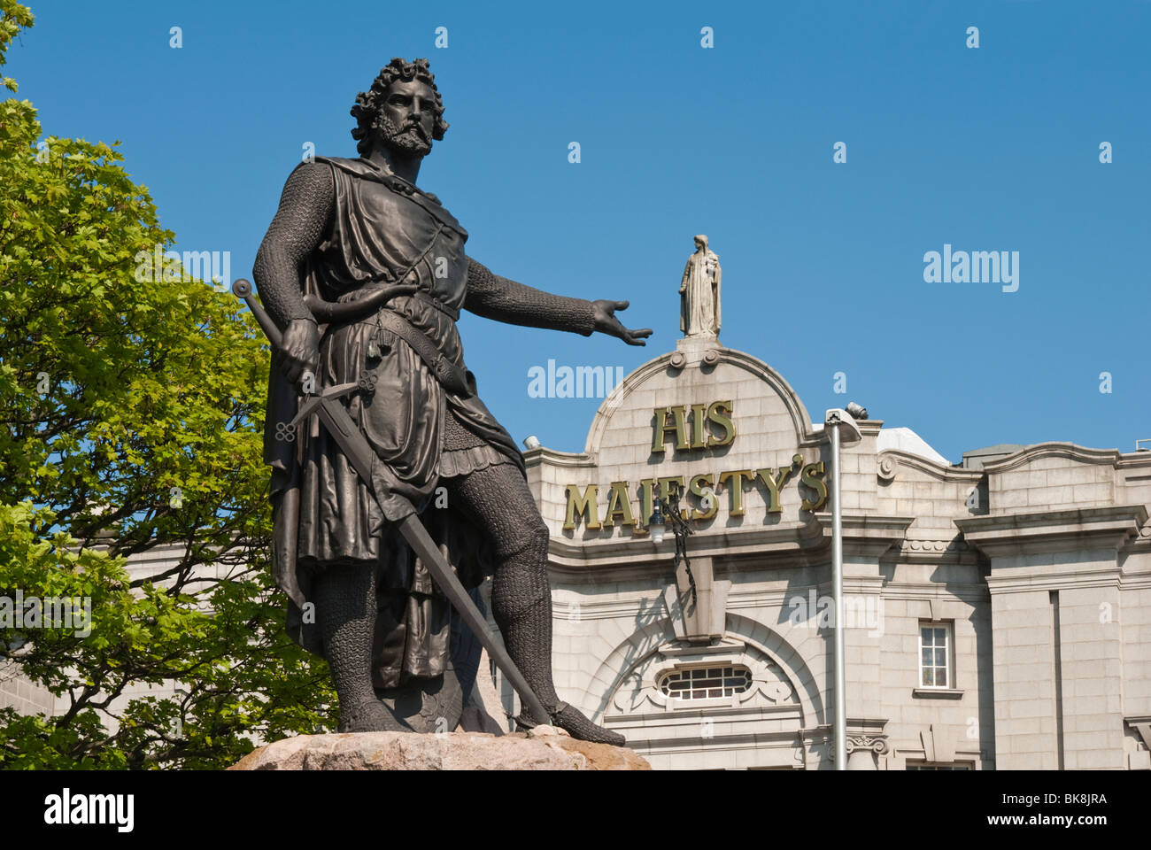 William Wallace Statue mit His Majesty's Theatre im Hintergrund, Aberdeen, Schottland Stockfoto