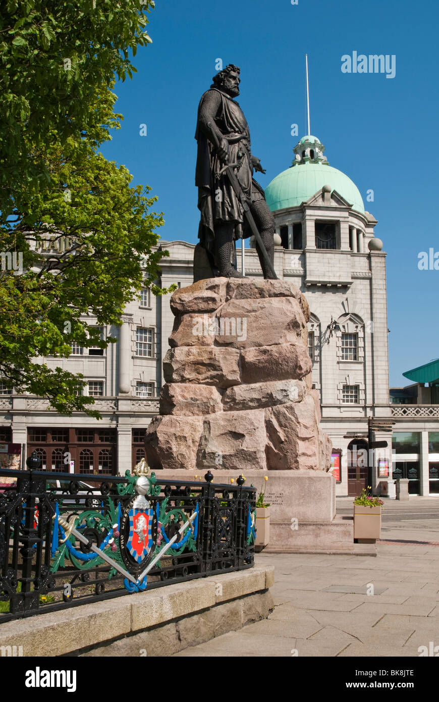 William Wallace Statue mit His Majesty's Theatre im Hintergrund, Aberdeen, Schottland Stockfoto