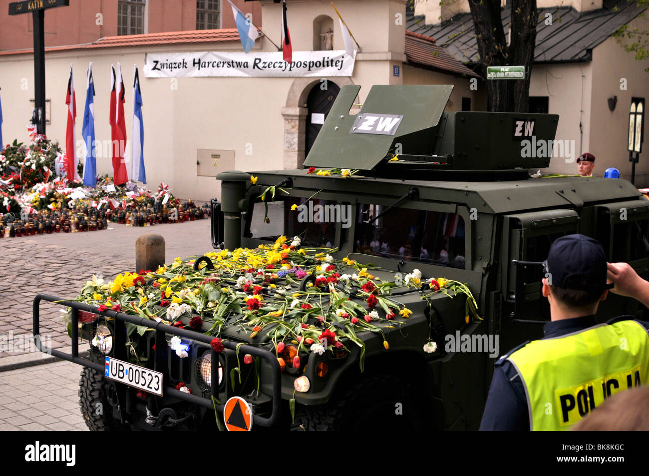 Militärische Hummer Auto mit Blumen bedeckt, während der polnische Präsident Lech Kaczynski-Beisetzung in Krakau. 18.04.2010 Stockfoto