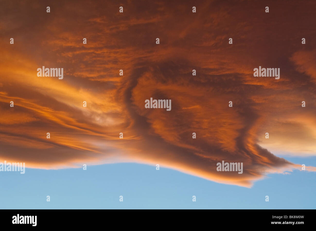 Chinnok Bogen bei Sonnenuntergang über Cochrane, Alberta, Kanada Stockfoto