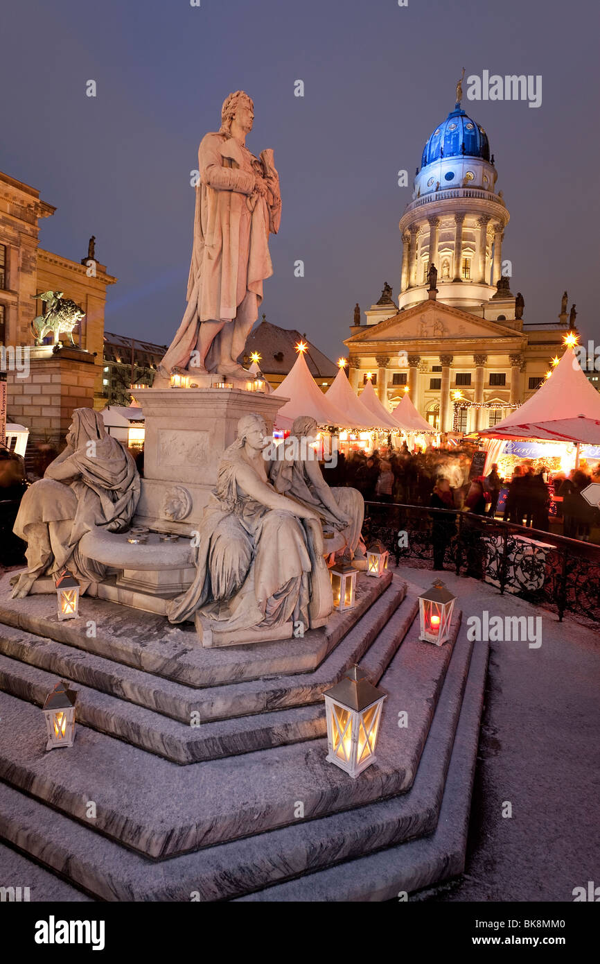 Europa, Deutschland, Berlin, traditionelle Weihnachtsmarkt auf dem Gendarmenmarkt - bei Einbruch der Dunkelheit beleuchtet Stockfoto